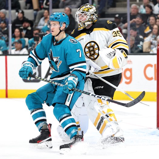 Nico Sturm (7) tries to screen Bruins goalie Linus Ullmark during a Sharks second period power play